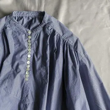 UNIVERSAL TISSU 밴드 칼라 쉘 버튼 블라우스 일본제
