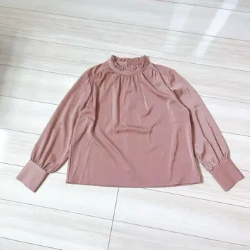나노 유니버스 프릴 칼라 새틴 개더 블라우스 핑크 프리