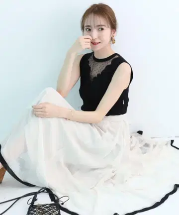 [완판템] Rirandture 데콜테 레이스 도킹 니트 원피스 M