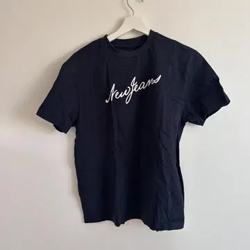 NewJeans 네이비 반팔 티셔츠