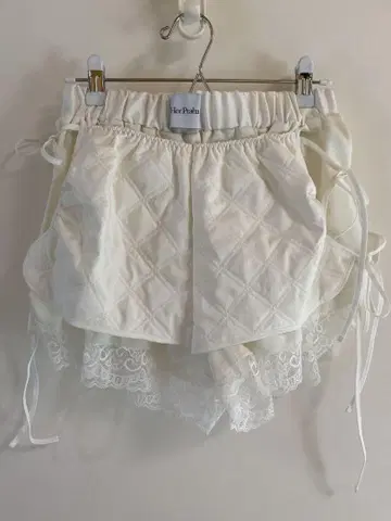 litmus 화이트 퀼팅 레이스 하프 팬츠