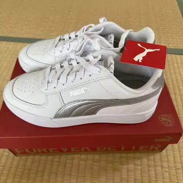 PUMA 화이트 실버 스니커즈