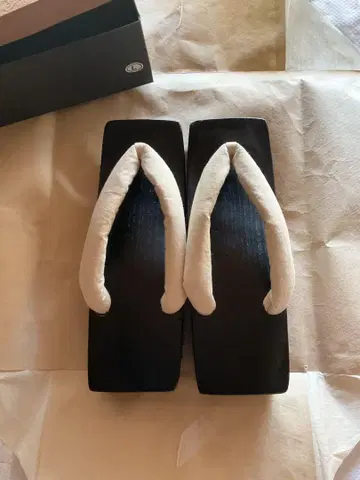갤러리 모모구사 오리지널 게다 블랙/화이트