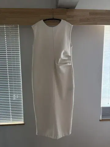 ZARA 아이보리 슬리브리스 원피스