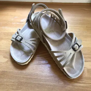 [버켄스탁] 베이지 스트랩 샌들 24cm
