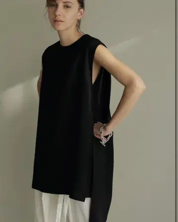 LOHEN 사이드 보크스 턱 블라우스 블랙 로헨 슬리브리스