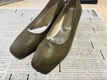 올리브 그린 스퀘어토 펌프스
