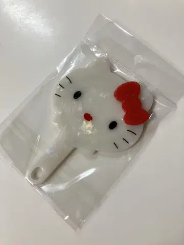 헬로키티 거울 손잡이 부착