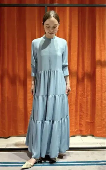 ballsey 보르지 파우더리 새틴 티어드 롱 원피스 스카이블루