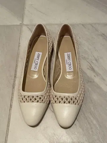 새상품급 JIMMY CHOO 화이트 플랫슈즈 36 사이즈