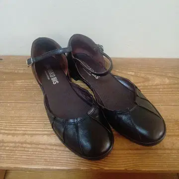 HIROKO BIS (히로코 비스) 천연 가죽 앵클 벨트 펌프스 23cm