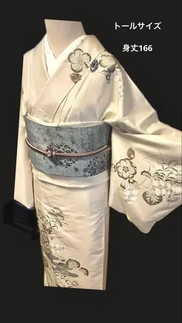 옅은 베이지색 오시마 명주에 쓰지가 꽃이 그려진 호몬기