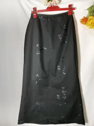 자수 장식 블랙 롱 스커트