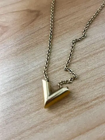 [ VUITTON ] V자형 펜던트 목걸이