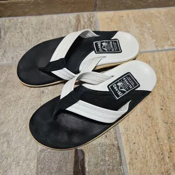 ISLAND SLIPPER 플립플랍 블랙/화이트