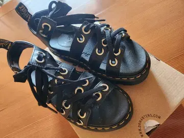 Dr. Martens 블랙 스트랩 샌들
