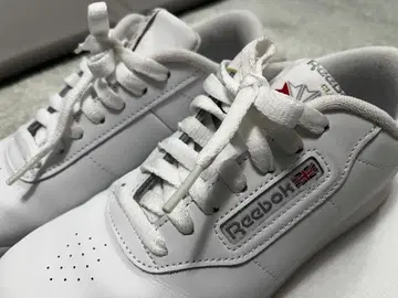 Reebok 클래식 화이트 스니커즈