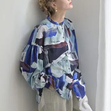 미품 최근 모델 akane femme 아트 프린트 소매 개더 블라우스