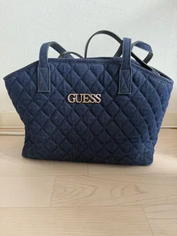 GUESS 네이비 퀼팅 숄더백