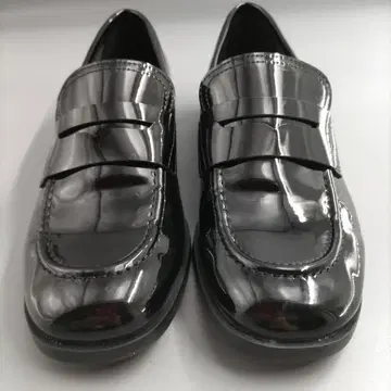 ZARA 블랙 에나멜 로퍼 23.0cm