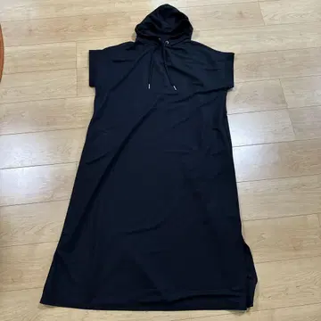 멜로즈 클레르 후드 부착 블랙 티셔츠 롱 원피스