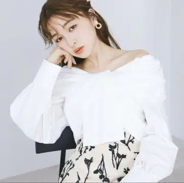 신상 NATURAL BEAUTY BASIC 프론트 트위스트 리본 블라우스