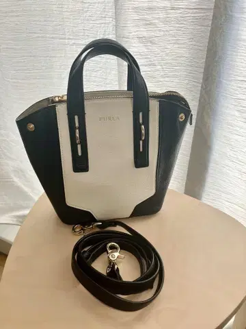 FURLA 숄더백 블랙/화이트