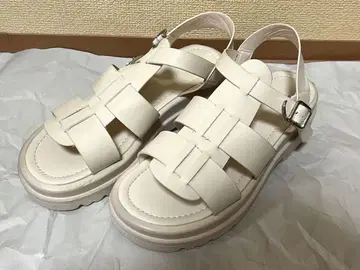 Fabby fabby. 화이트 스트랩 샌들