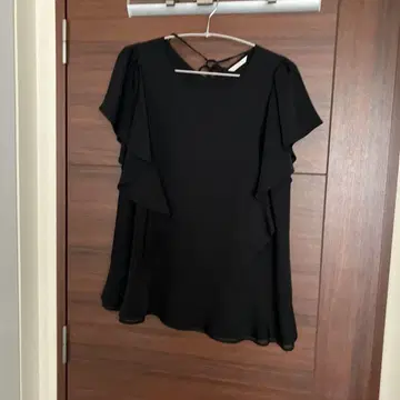 블랙 프릴 슬리브리스 상의