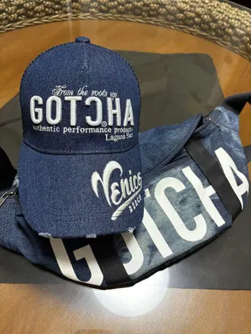 GOTCHA, 캡과 웨스트 파우치