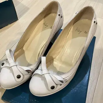 화이트 리본 펌프스 약 5cm 힐
