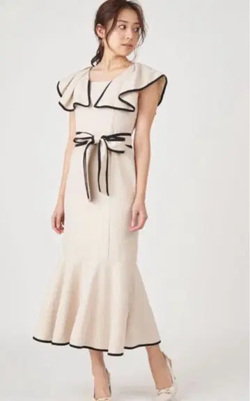 로얄 파티 바이컬러 파이핑 러플 슬리브 원피스 베이지