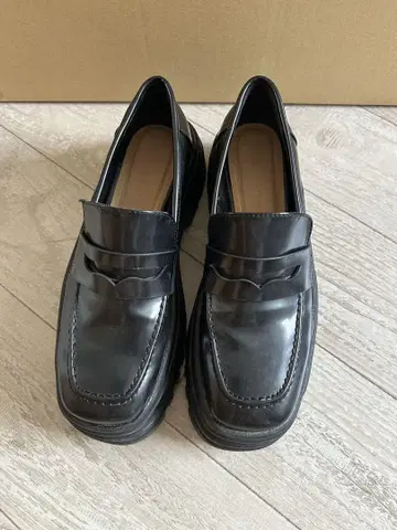 ZARA 블랙 통굽 로퍼