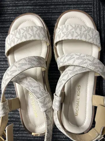 MICHAEL KORS 베이지 스트랩 샌들