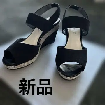 [새상품] 블랙 베이스에 그레이 포인트 라인이 있는 웨지솔 샌들