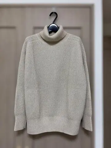 BEIGE 라메 혼방 터틀넥 리브 스웨터