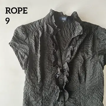*로페 ROPE 프릴 디자인 블랙 반팔 블라우스