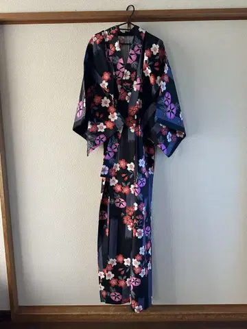 검정 바탕에 꽃무늬 유카타