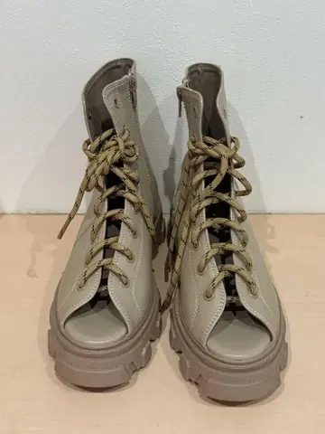 베이지 통굽 오픈토 부츠