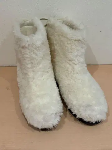 화이트 퍼 숏 어그 부츠