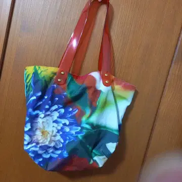 니나가와 미카 꽃무늬 토트백 립 패턴