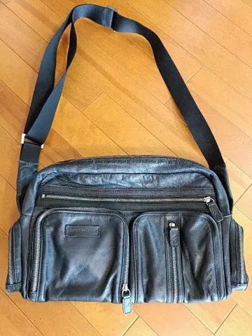 엠포리오 아르마니 가죽 숄더백 블랙 보관 주머니 포함