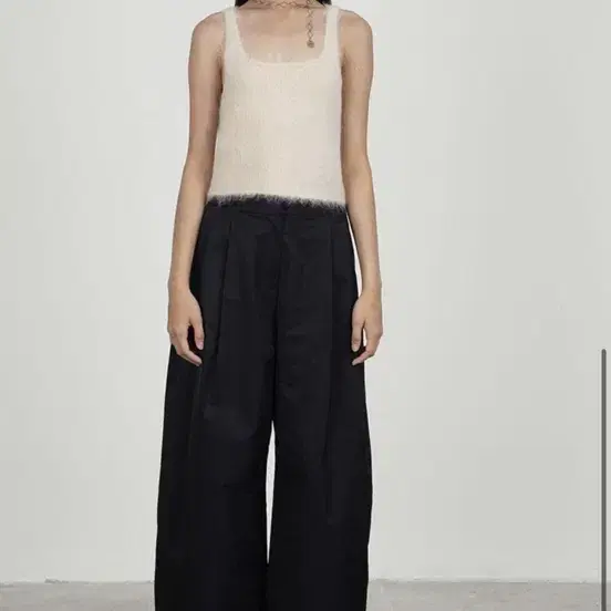 AMOMENTO | 아모멘토 Amomento Reversible Shirring Crop Hooded