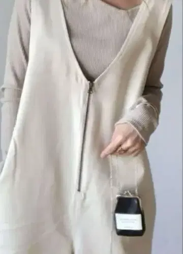새상품 베이지 V넥 살로펫