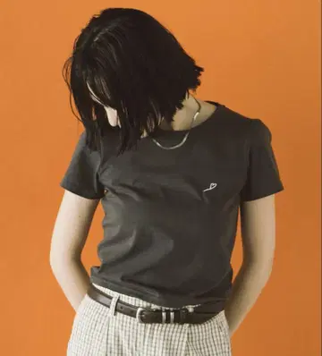HANNE 미니 하트 자수 TEE (셔츠)