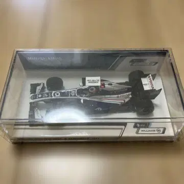 MINICHAMPS Williams Cosworth FW33 2011