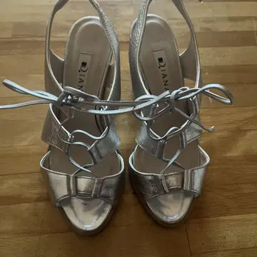 다이애나 실버 레이스업 샌들 21.5cm