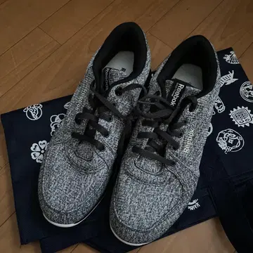 Reebok 그레이 스니커즈