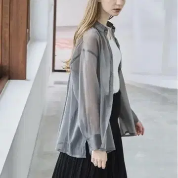 MOARE 사이드 슬릿 시어 셔츠
