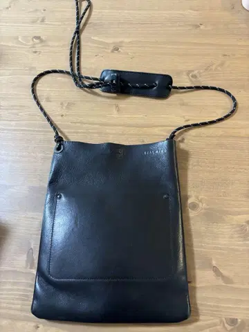 블랙 가죽 숄더백
